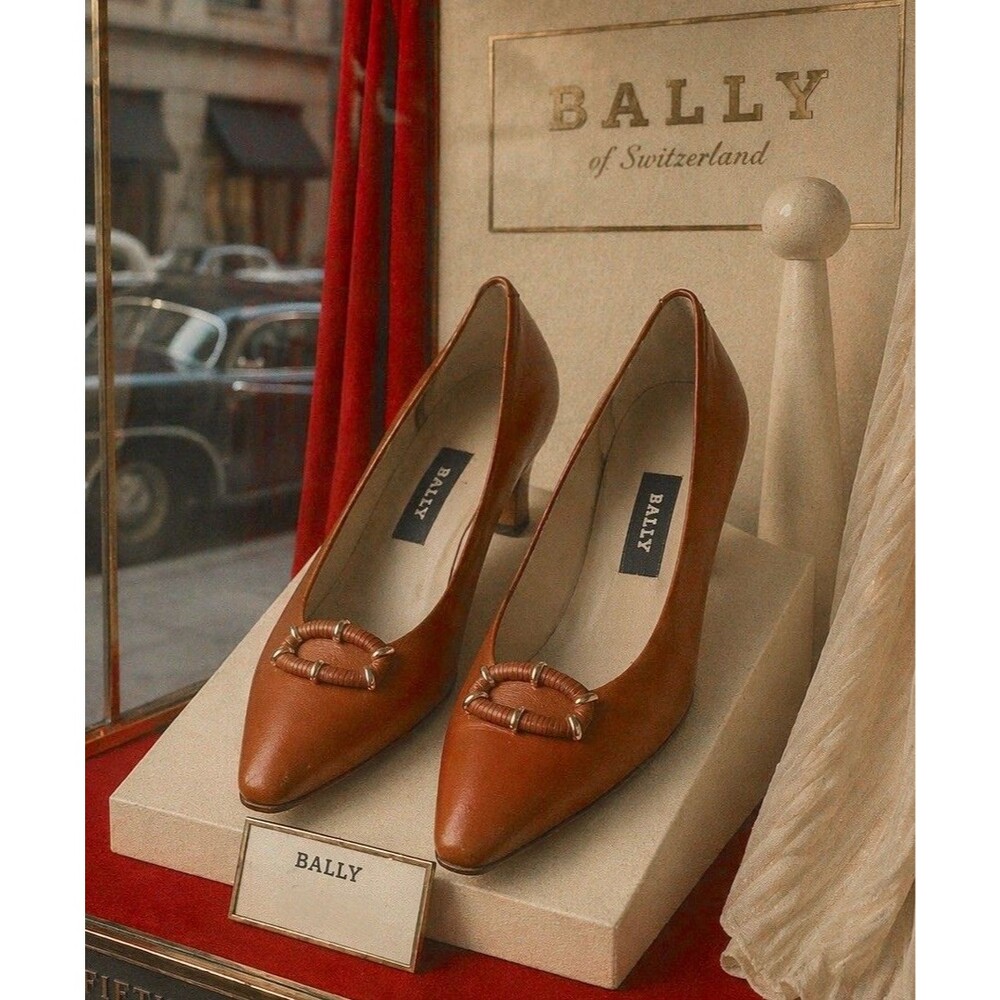 Vintage BALLY Womens Brown Almond Toe Pumps Heels Goldtone Buckle Detail 7.5
